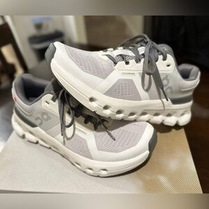 On “CloudRunners” (White & Gray)
